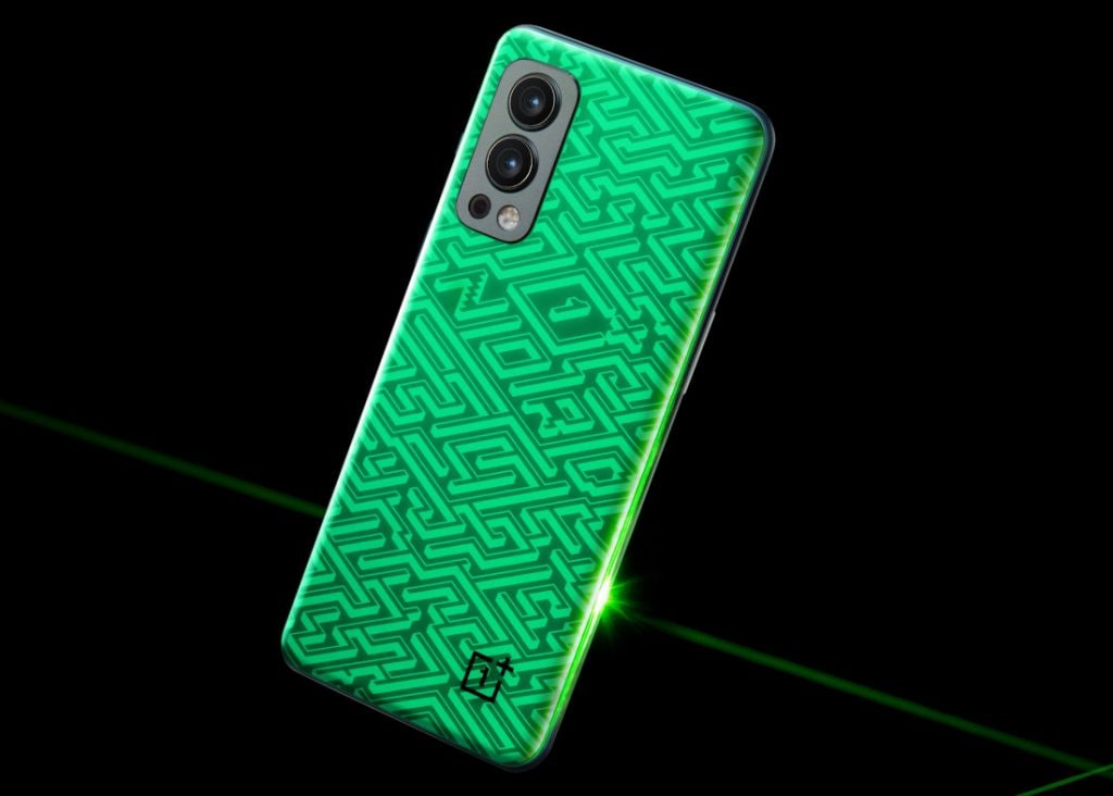 Представлен смартфон OnePlus Nord 2 Pac-Man Edition со светящейся в темноте задней панелью