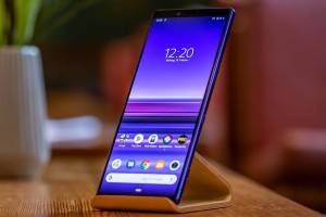 Новый флагман Sony Xperia получит врезанную фронтальную камеру