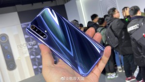 Смартфон Realme X50 5G позирует на живых фото