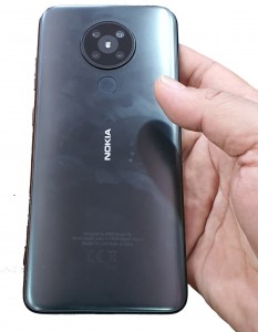 Смартфон Nokia 5.2 за $180 позирует на фото