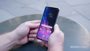 Смартфон Motorola Edge позирует на видео