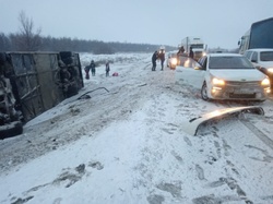 Трое детей пострадали в перевернувшемся на трассе автобусе