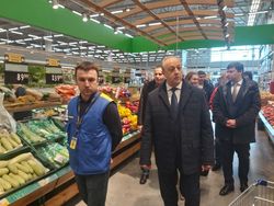 Губернатор не увидел ажиотажного спроса на продукты в магазине