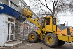 В Заводском районе сносят незаконные ларьки