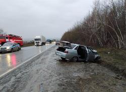 Из-за неудачного обгона на трассе пострадали трое