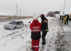 Автомобиль врезался в столб и слетел в кювет