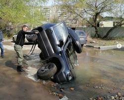 Автомобиль провалился в яму с водой