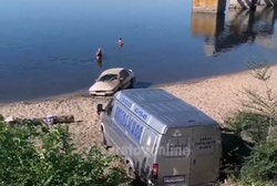 Две машины скатились на берег в Улешах, одна оказалась в воде