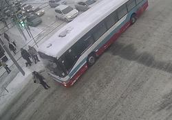 Автобус сбил школьницу на Московской. Видео происшествия