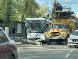 Троллейбус врезался в столб, пострадали 2 пассажирки