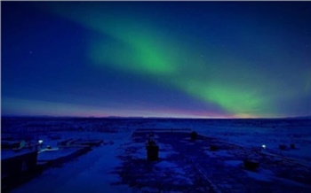 Жители Норильска радуются полярной ночи и выкладывают в сеть фото зеленоватого свечения неба