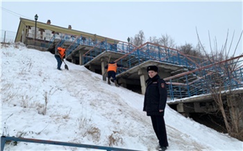 В Красноярске уничтожили стихийную горку. Дети вылетали прямо под машины