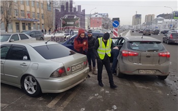 Авария из трех машин перекрыла «поворот для скорых» на улице Партизана Железняка