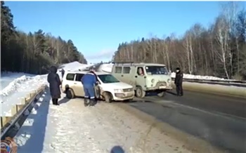 Красноярские полицейские остановили УАЗик для попавшей в ДТП автоледи и получили от нее благодарность