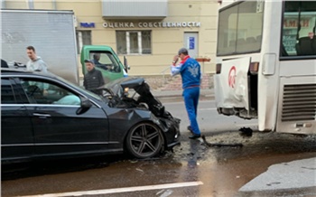 В центре Красноярска водитель «Мерседеса» на большой скорости протаранил автобус