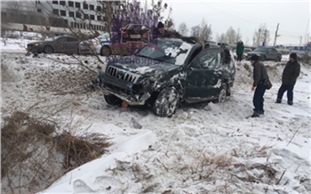 В Красноярске внедорожник вылетел с дороги и лег на бок в глубокую яму