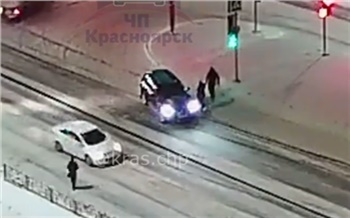 В Красноярске водитель BMW сбил подростка и получил по лицу от проходящего мимо собачника