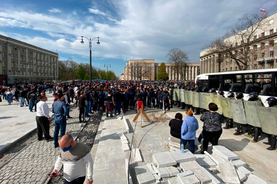 Акция протеста из-за режима самоизоляции во Владикавказе. Фоторепортаж