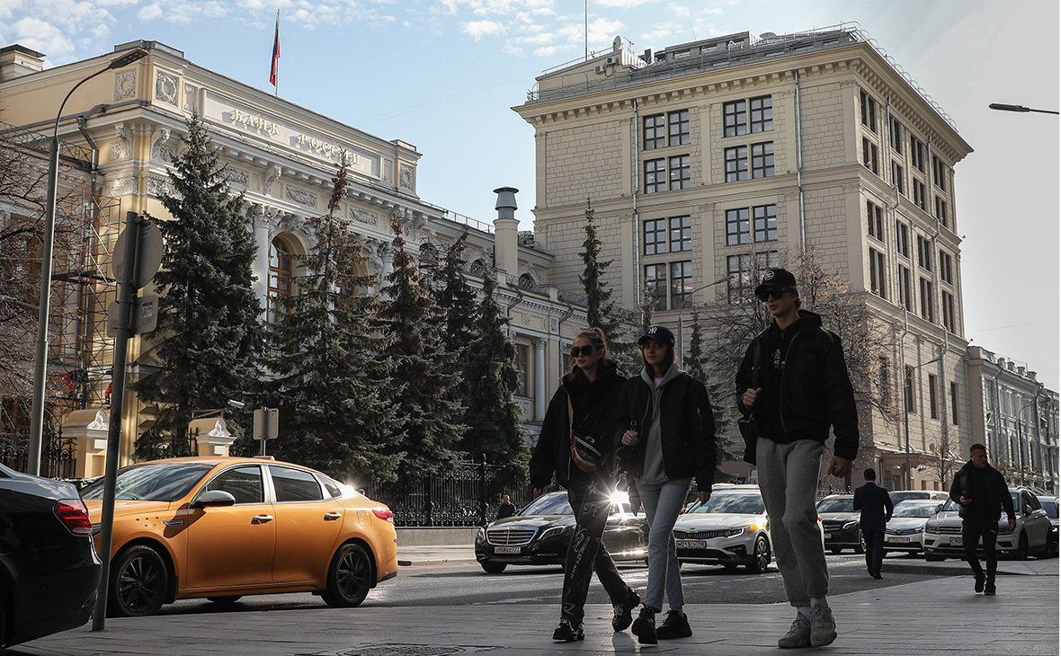 ЦБ рекомендовал банкам раскрывать причины блокировки счетов налоговиками