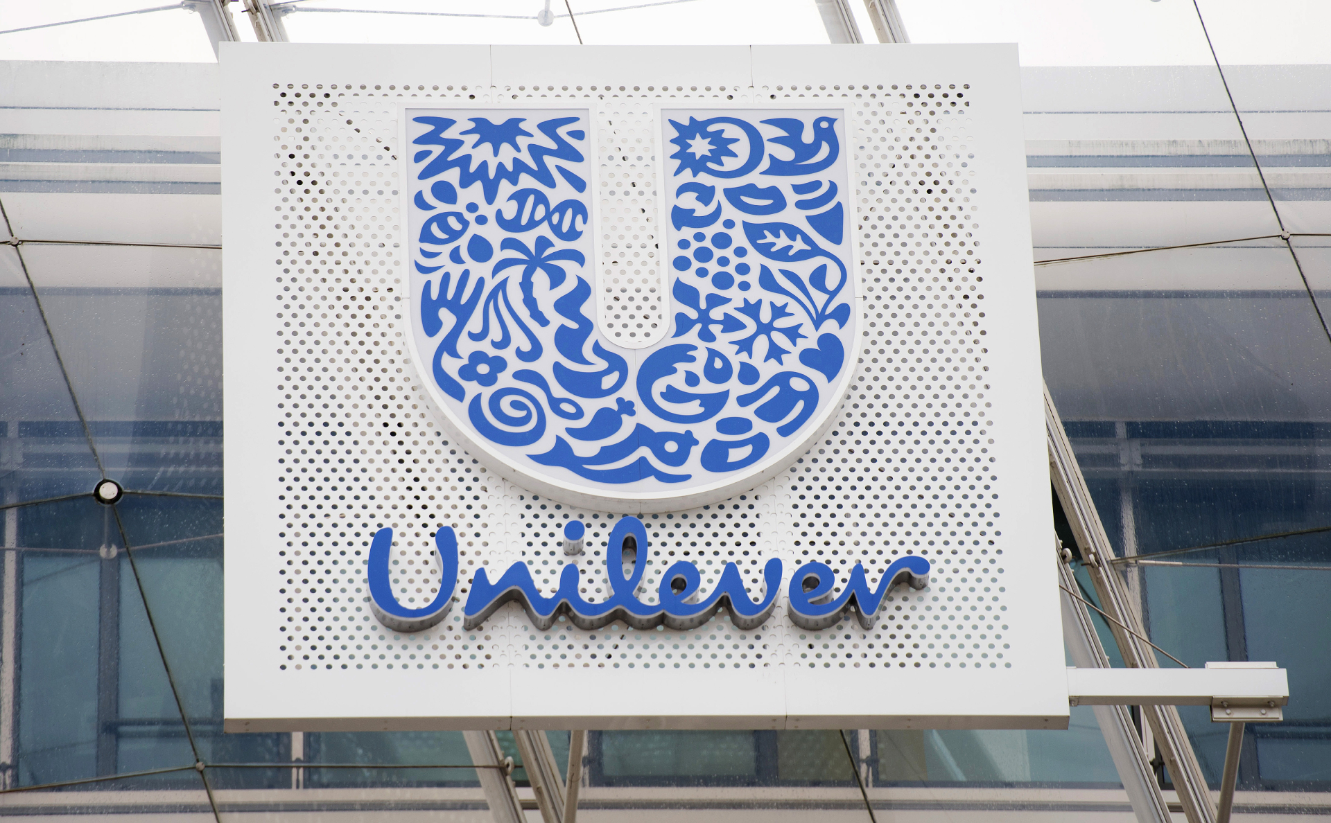 Unilever уберет с упаковок товаров слова «белый» и «светлый»