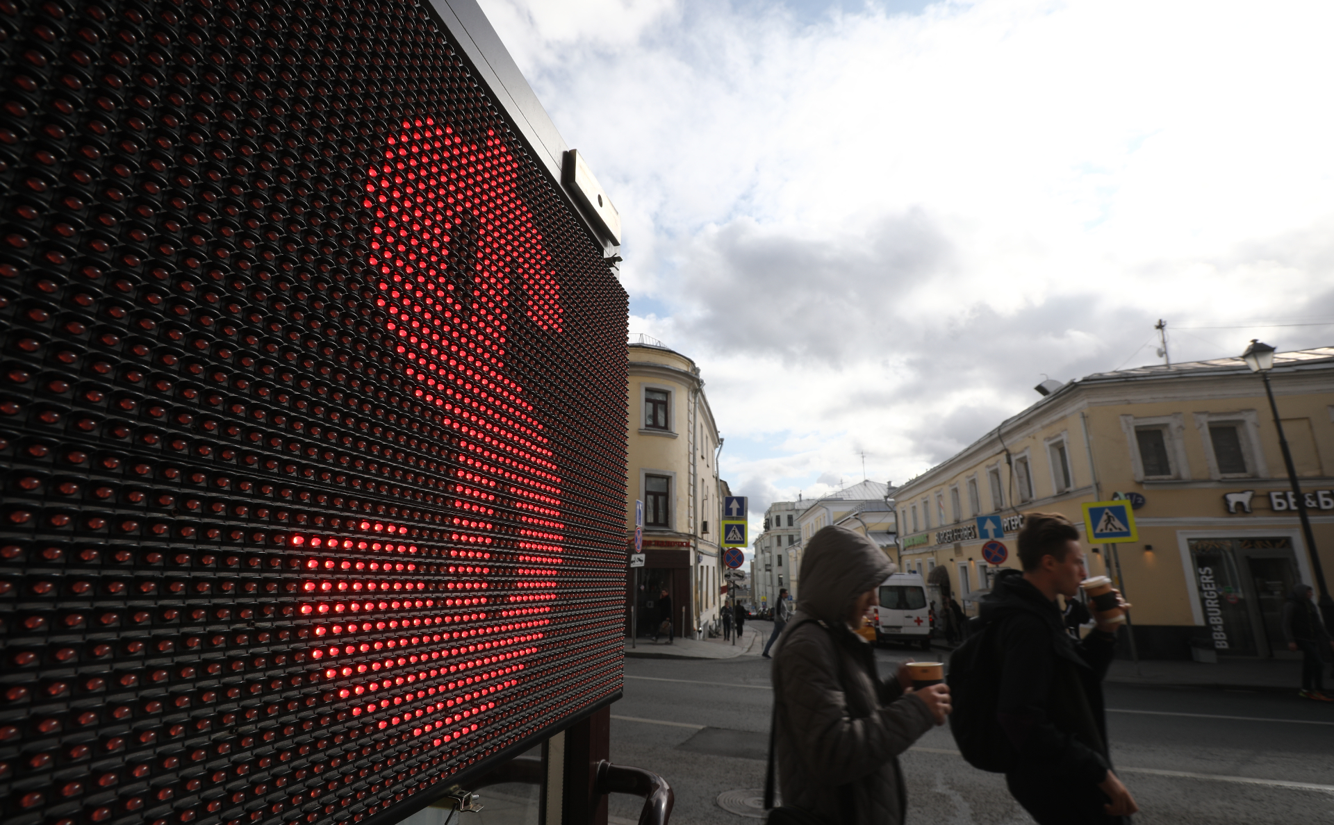 Рубль снизился к доллару и евро на Московской бирже