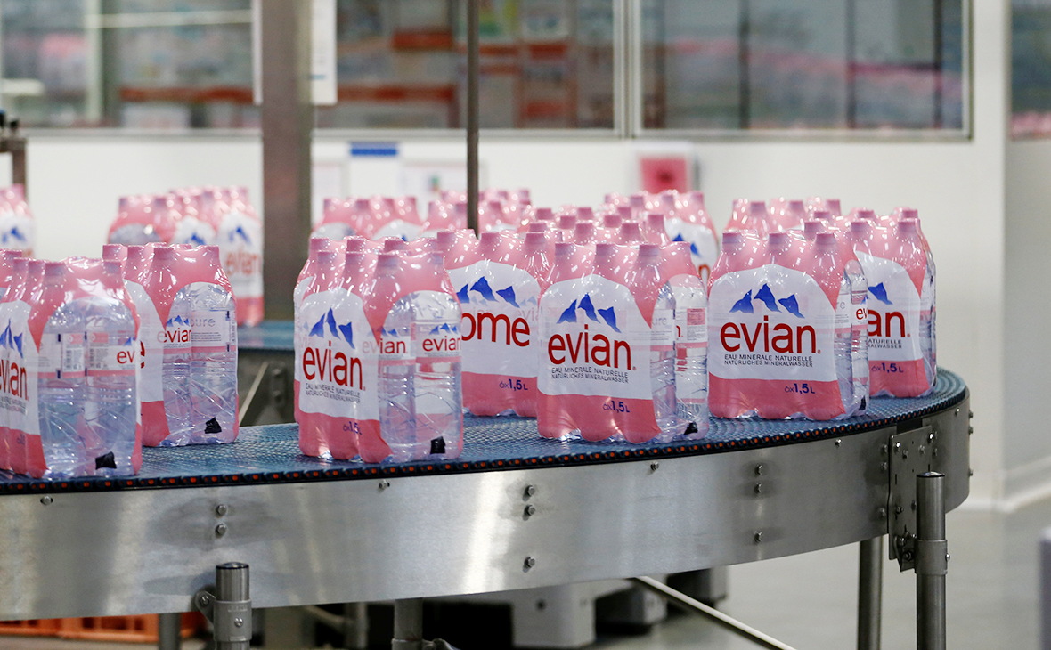 Роспотребнадзор нашел контрафакт под видом минеральной воды Evian