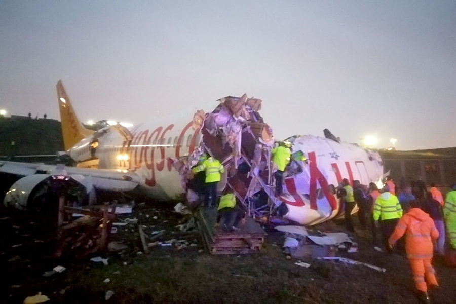 Крушение самолета Boeing в аэропорту Стамбула. Фоторепортаж