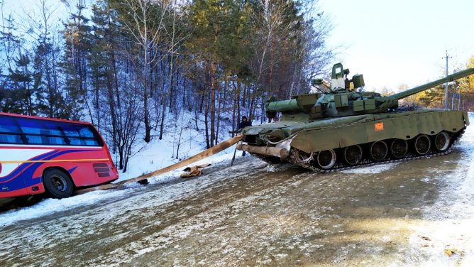 Автобус попал в ДТП из-за гололедицы на трассе в Приамурье