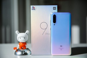 Смартфон Xiaomi Mi 9 Pro 5G дешевеет очень медленно