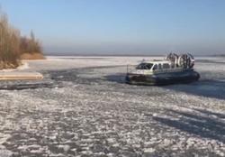 На Волге подростка эвакуировали из вмерзшей в лед лодки