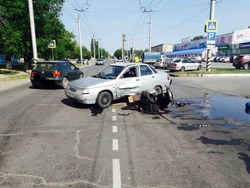 Пожилой скутерист попал в больницу после ДТП