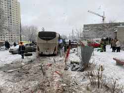 Автобус без тормозов скатился во двор дома. Пострадали 8 человек