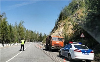 «Рушат гору, готовьтесь стоять в пробке!»: на популярной трассе в Дивногорск ограничили движение