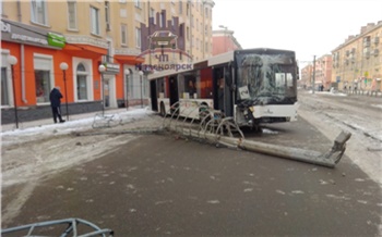 «Снесли столб и забор»: на Красрабе случилось крупное ДТП с автобусом