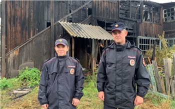 «Разбили окно автоматом и залезли в квартиру»: полицейские спасли бабушку и ее сына из полыхающего дома в Минусинске