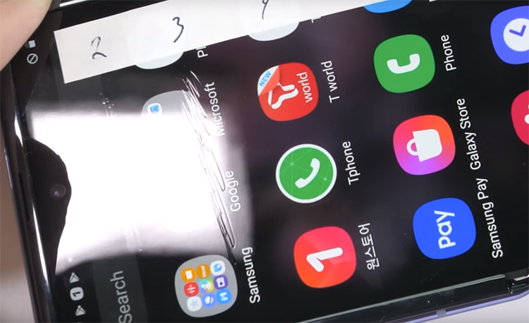 Видео дня: стеклянный экран Galaxy Z Flip повреждается подобно пластиковому