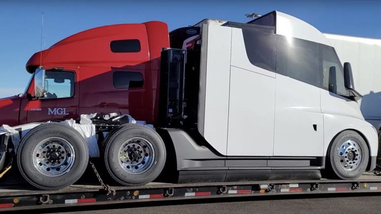 Базовая версия грузовика Tesla Semi получит тяговую батарею ёмкостью 500 кВт·ч