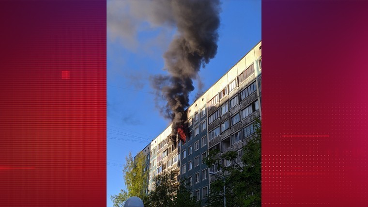 Видео: Квартира объята пламенем в многоэтажке в Петербурге, погибли два человека