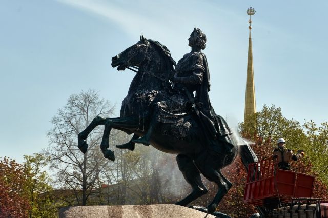 Спикер СФ и губернатор Петербурга возложили цветы к памятнику Петру Первому