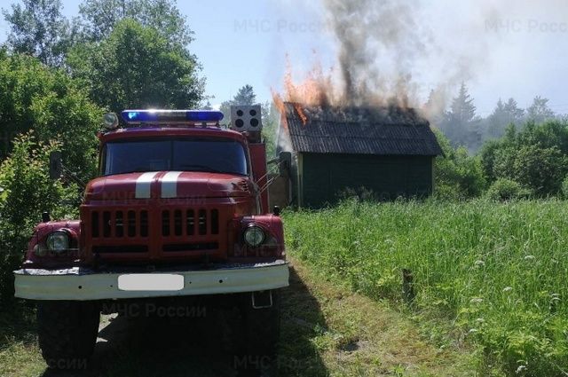 В Дятькове сгорела заброшенная дача