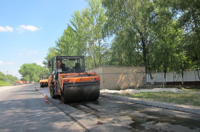 В Брянске укладывают асфальт на улице Сталелитейной