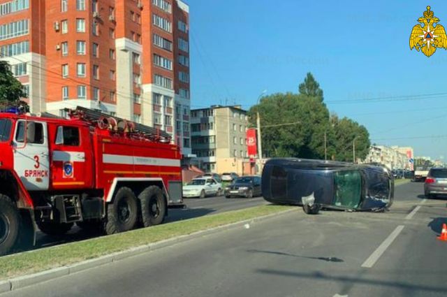 Пожарные ликвидировали последствия ДТП в Фокинском районе