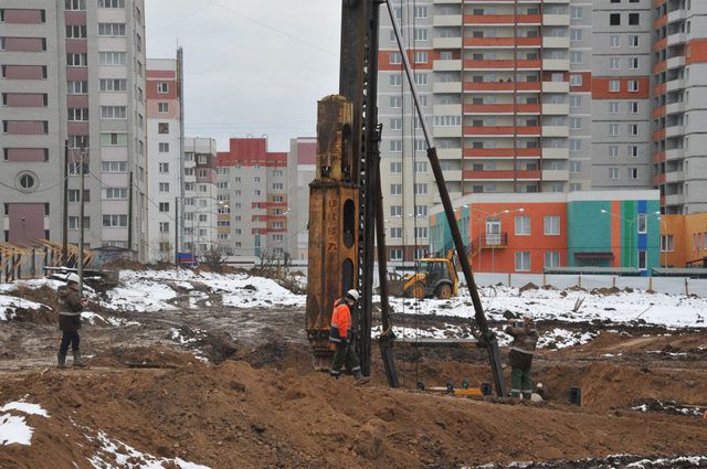 В фундамент новой школы на Романа Брянского вбили первую сваю