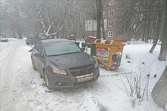 В Брянске автохамы продолжают блокировать контейнерные площадки