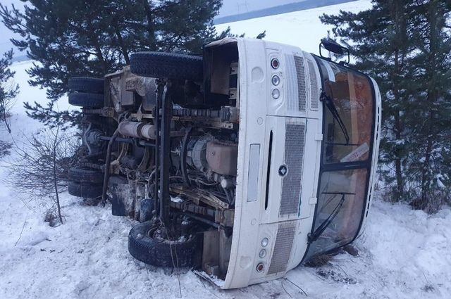 В Навлинском районе перевернулся автобус