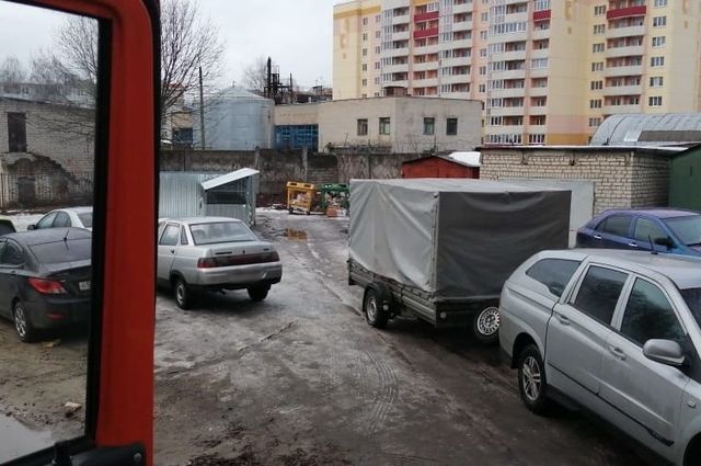 Припаркованные автомобили мешают работе брянских мусоровозов