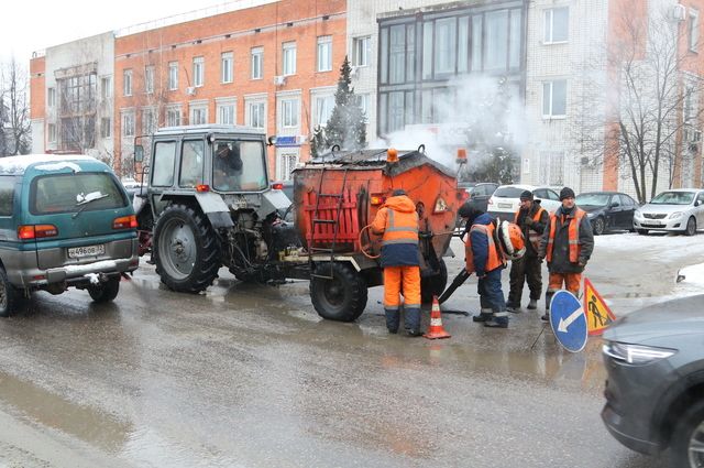 В Брянске провели точечный ремонт на улице Крахмалева