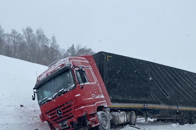 Тягач съехал с дороги во время метели в Севском районе