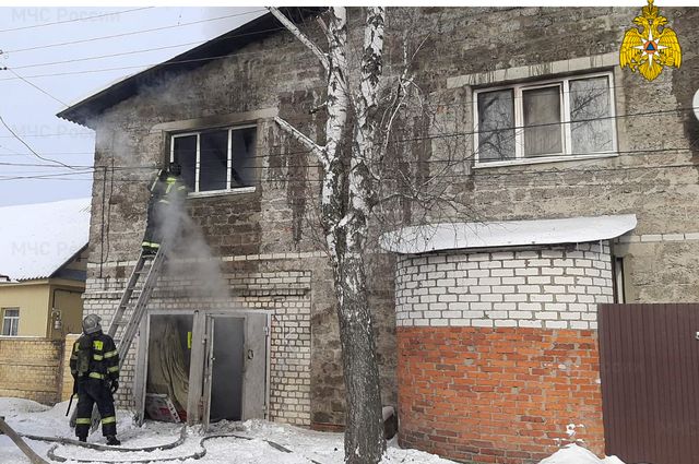 В Брянске загорелся двухквартирный жилой дом