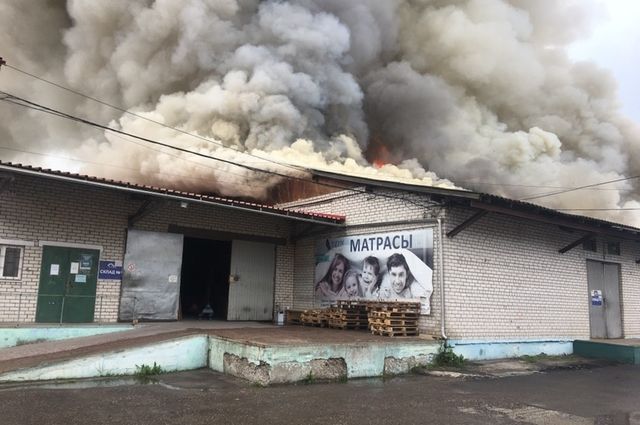 В Брянске локализовали возгорание на складе магазина «Меркурий»